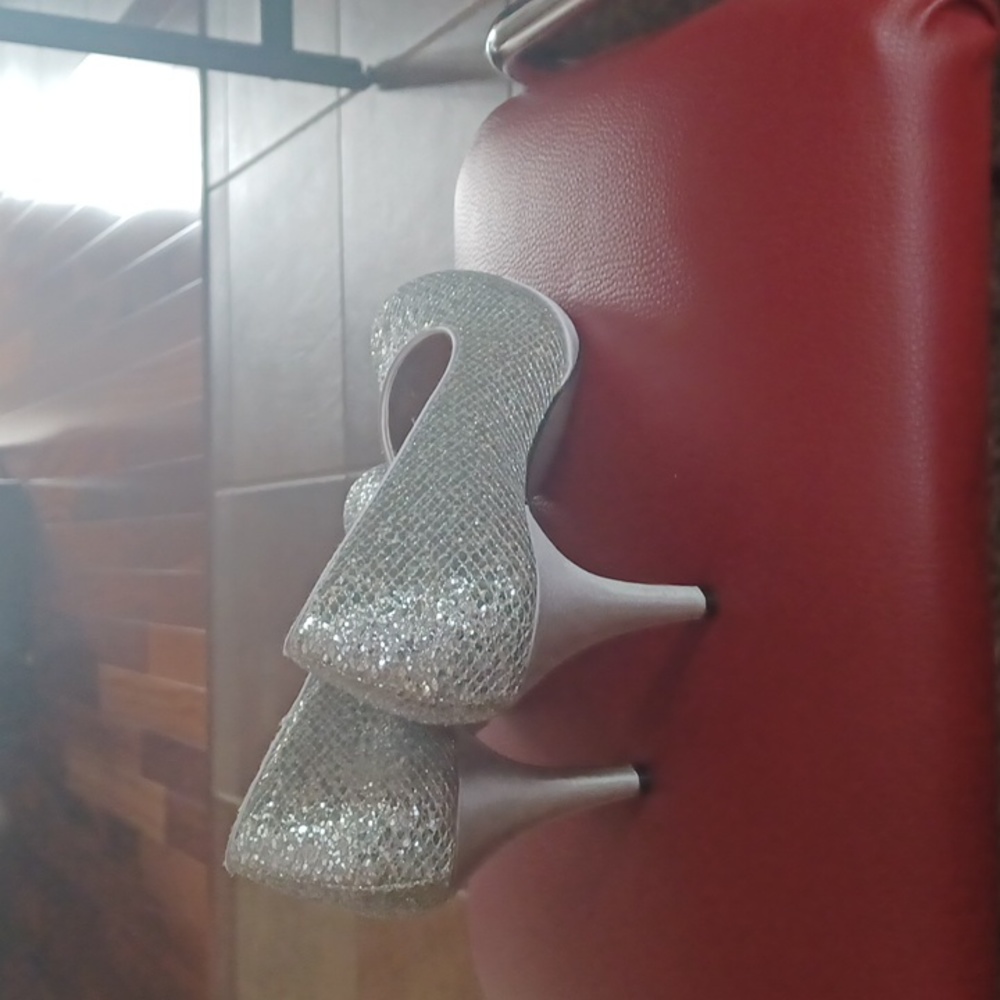 Silver Heels - Picture 3 of 3